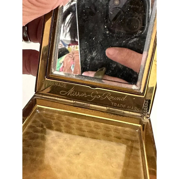 Vintage Small Gold Metal Frame Twofold Goldtone Picture Frame Nursery Decor - Picture 9 of 9